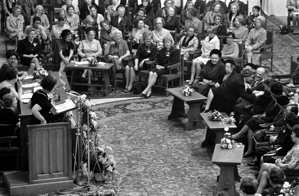 Koningin Juliana aanwezig bij Congres Nederlandse Vrouwen Comite in Ridderzaal D, Bestanddeelnr 922-9496