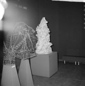 Koningin Juliana , prins Bernhard en prinses Beatrix bij opening tentoonstelling, Bestanddeelnr 915-8029