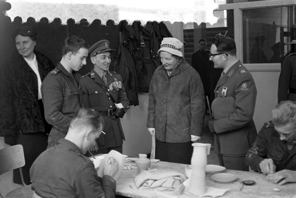 Koningin Juliana bezoekt de Ir Jonkie school te Hwijk, Bestanddeelnr 910-8476