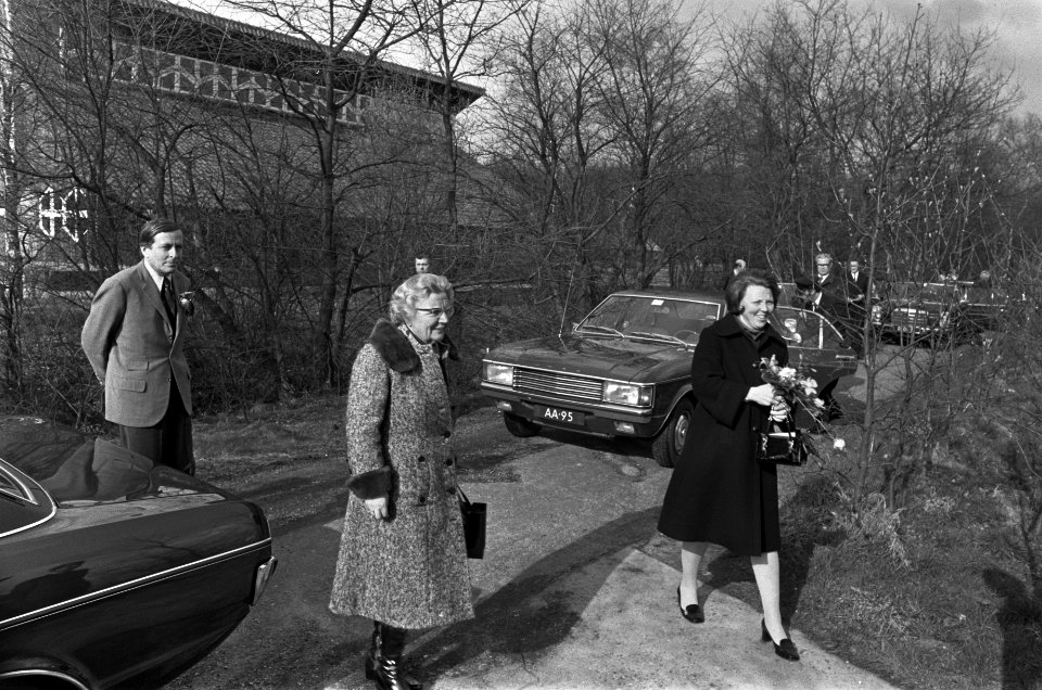 Koningin Juliana , Prinses Beatrix en Prins Claus bij 10-jarig bestaan De Hunne, Bestanddeelnr 927-8548
