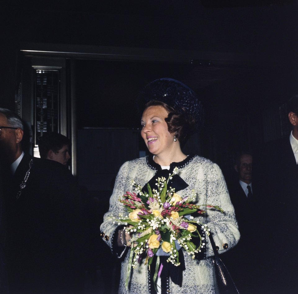 Koningin Juliana , ZKH Prins Bernhard en HKH Pr. Beatrix bij opening Nederlandse, Bestanddeelnr 254-8100