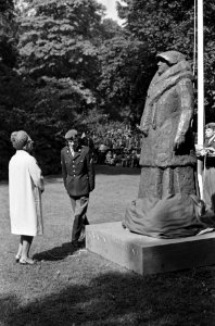 Koningin Juliana bewondert het standbeeld, Bestanddeelnr 921-6566