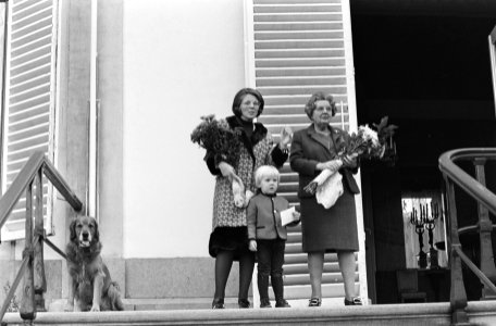 Koningin Juliana , Prinses Beatrix en Prins Willem Alexander luister naar aubade, Bestanddeelnr 923-9658