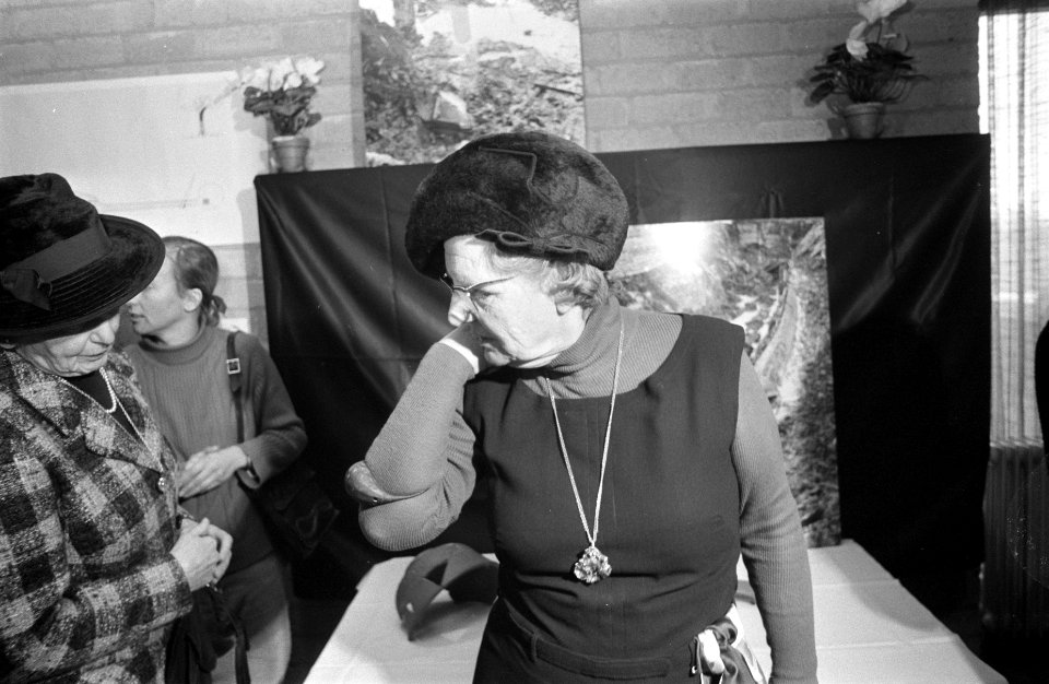 Koningin Juliana bekijkt een Romeinse armband die rond haar arm is vastgemaakt, Bestanddeelnr 926-9638