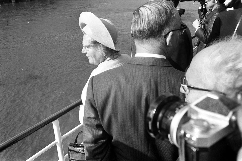 Koningin Juliana aanwezig bij afsluiten van de Lauwerszee het laatste caisson wo, Bestanddeelnr 922-4523