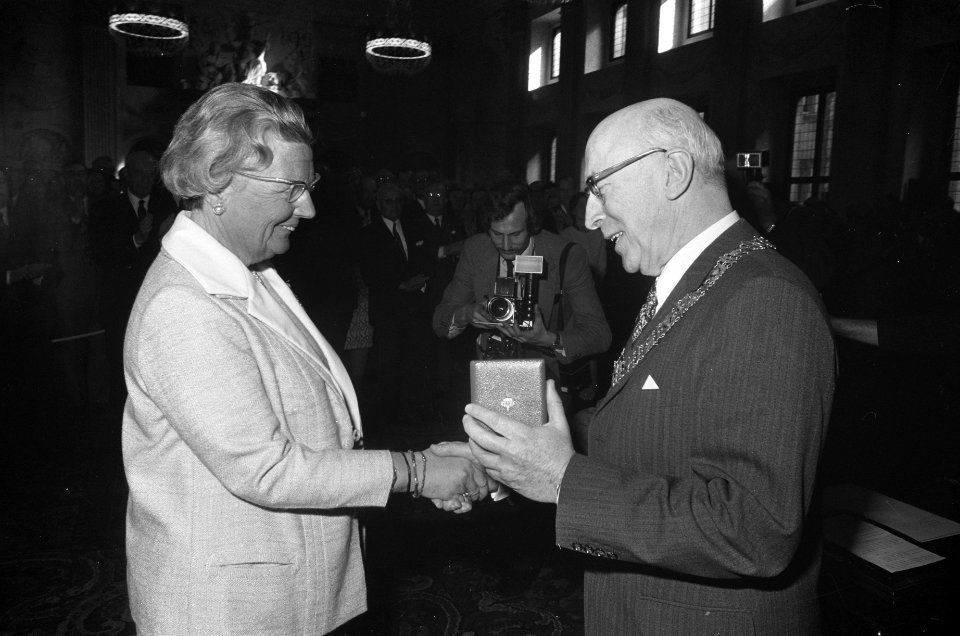 Koningin Juliana aanwezig bij uitreiking prijzen voor deelnemers Floriade in Pal, Bestanddeelnr 926-3083