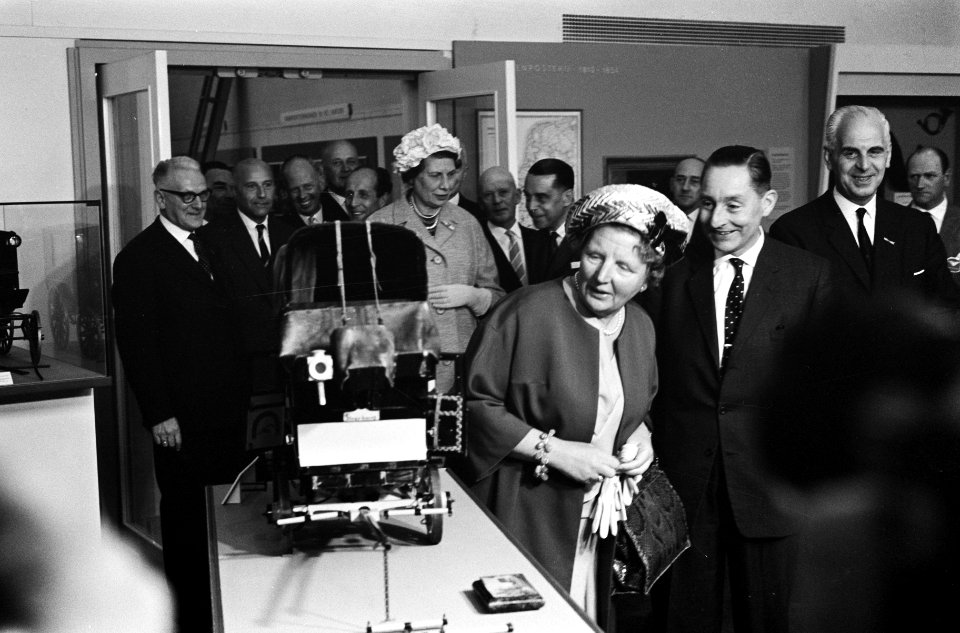 Koningin Juliana bezoek gebracht aan het Staatsbedrijf PTT in Den Haag, Bestanddeelnr 915-0857