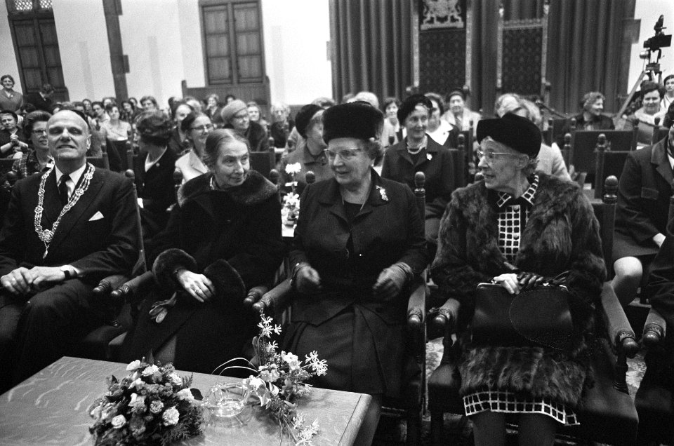 Koningin Juliana aanwezig bij Congres Nederlandse Vrouwen Comite in Ridderzaal D, Bestanddeelnr 922-9493