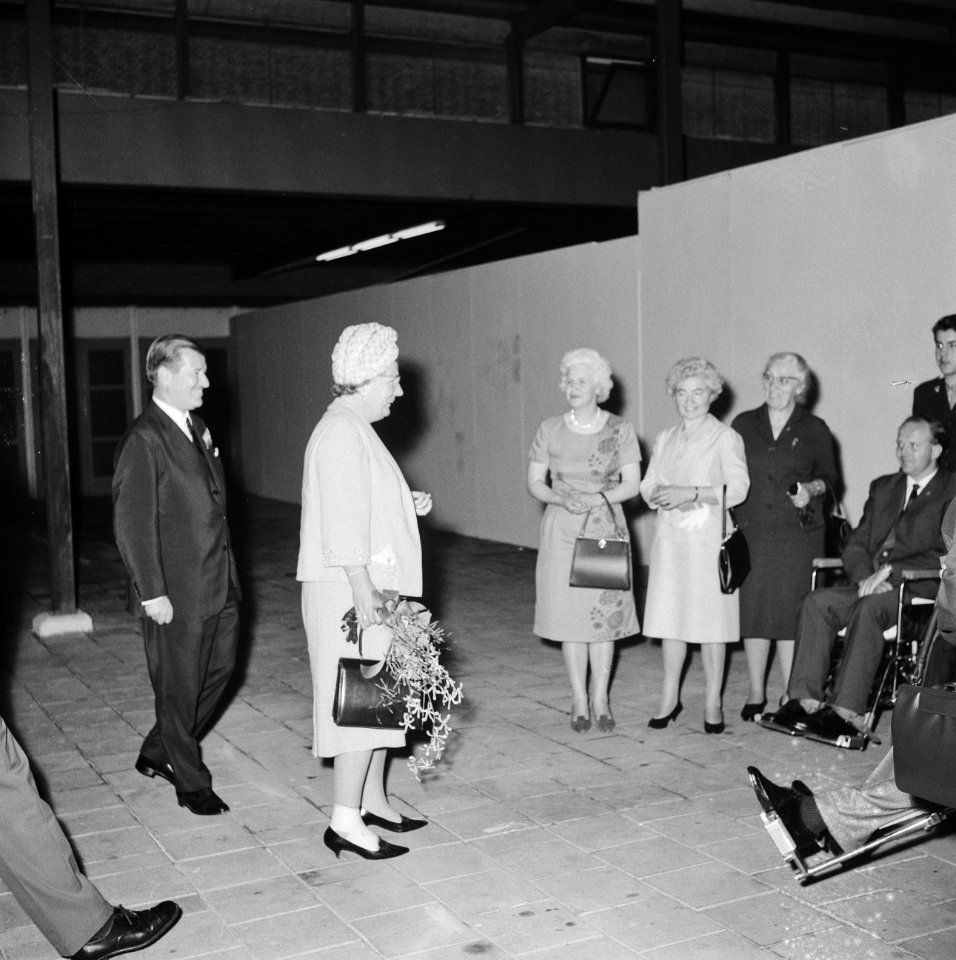 Koningin Juliana begroet enkele oorlogsslachtoffers en hun familie, Bestanddeelnr 917-7467