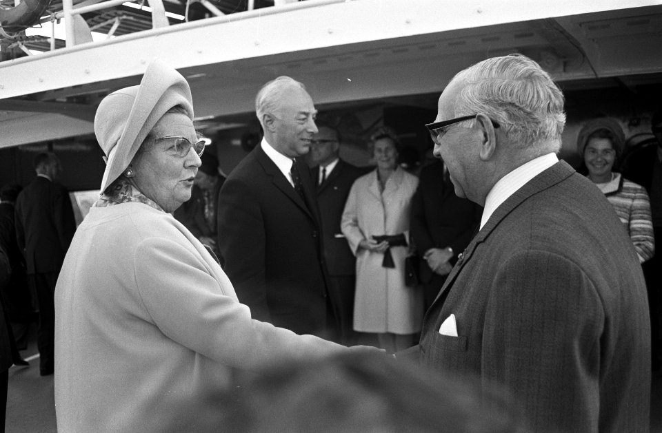 Koningin Juliana aanwezig bij afsluiten van de Lauwerszee het laatste caisson wo, Bestanddeelnr 922-4520