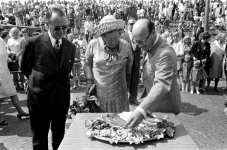 Koningin Juliana bekijkt een tableau van garnalen, rechts J. Holst, Bestanddeelnr 922-5328