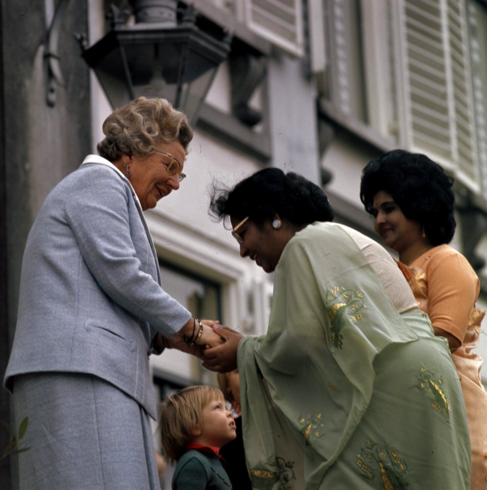 Koningin Juliana begroet een Surinaamse vrouw tijdens het defile bij paleis Soes, Bestanddeelnr 254-9250
