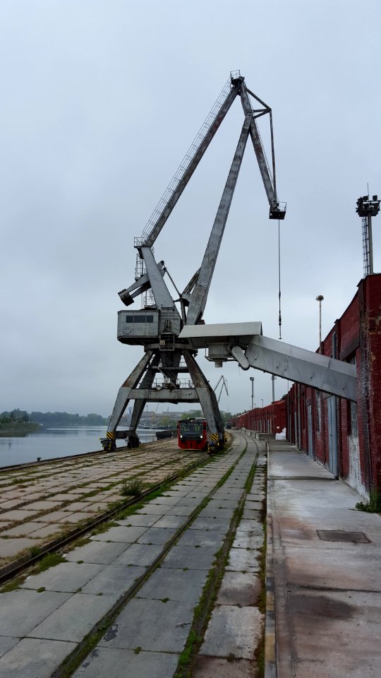 Komarno port crane train