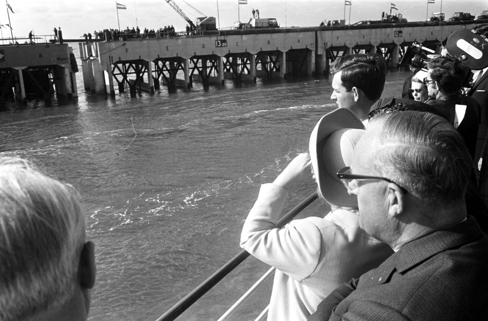 Koningin Juliana aanwezig bij afsluiten van de Lauwerszee het laatste caisson wo, Bestanddeelnr 922-4522