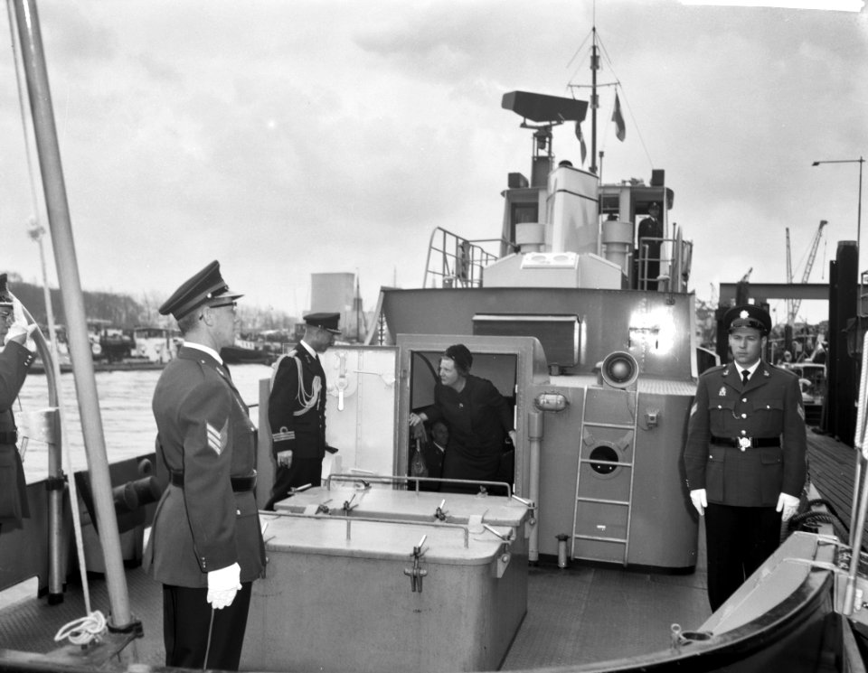 Koningin Juliana bezoekt de gemeentepolitie van Rotterdam, Bestanddeelnr 913-7521