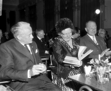 Koningin Juliana bekijkt het jubileumboek, Bestanddeelnr 919-1763