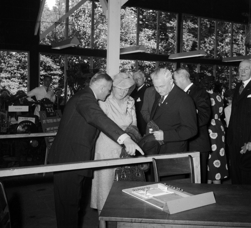 Koningin Juliana bezoekt de FF Enschede, Bestanddeelnr 904-7407