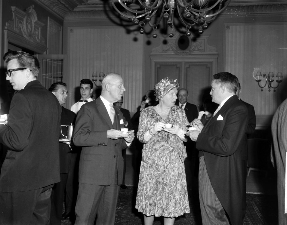 Koningin Juliana aanwezig bij vijftig jarig bestaan Vereniging van Nederlandse G, Bestanddeelnr 914-0006
