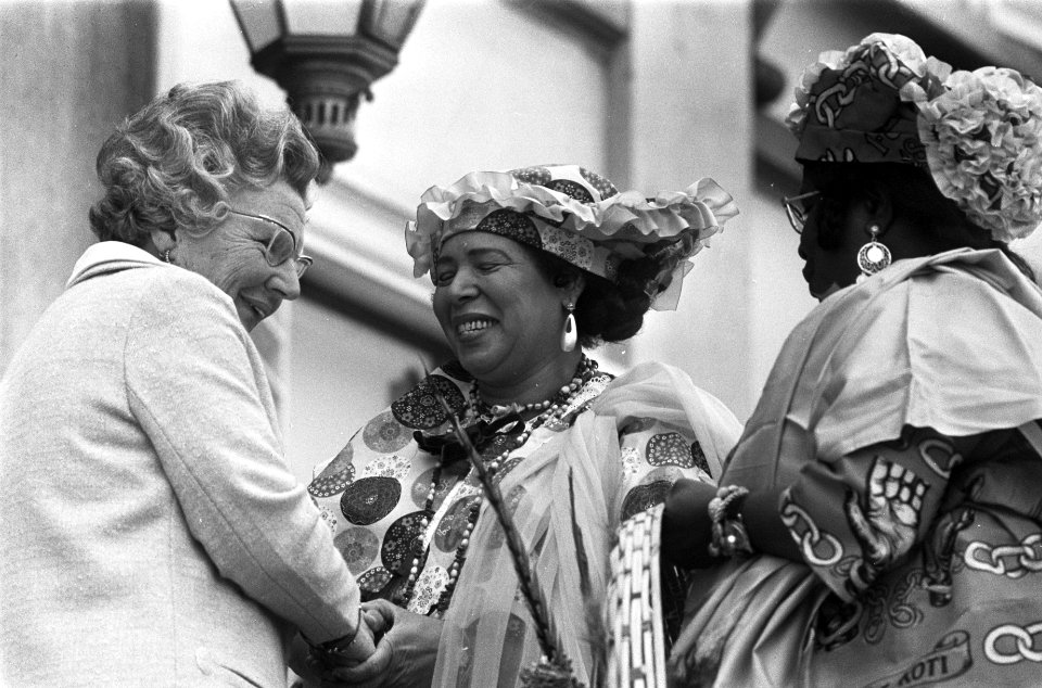Koningin Juliana begroet Surinaamse dames in klederdracht, Bestanddeelnr 926-3772