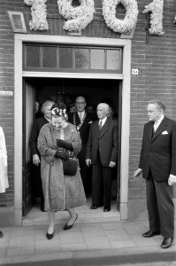 Koningin Juliana bezoekt de bloembollenstreek. Hare Majesteit de Koningin verlaa, Bestanddeelnr 912-0990
