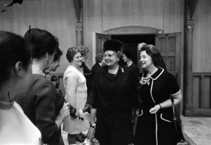 Koningin Juliana aanwezig bij Congres Nederlandse Vrouwen Comite in Ridderzaal D, Bestanddeelnr 922-9490