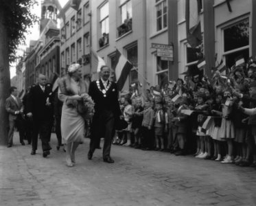 Koningin Juliana bezoekt de Krimpenerwaard, koningin Juliana en de burgemeester , Bestanddeelnr 909-5777
