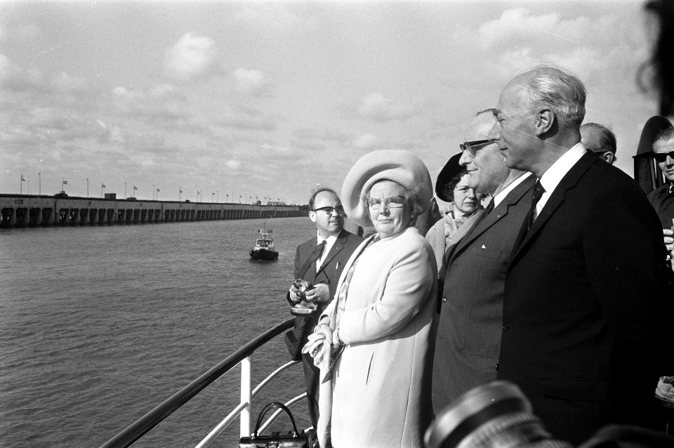 Koningin Juliana aanwezig bij afsluiten van de Lauwerszee het laatste caisson wo, Bestanddeelnr 922-4526