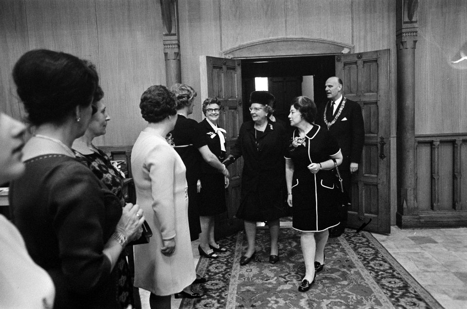 Koningin Juliana aanwezig bij Congres Nederlandse Vrouwen Comite in Ridderzaal D, Bestanddeelnr 922-9491
