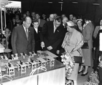 Koningin Juliana bekijkt een maquette, Bestanddeelnr 905-8961