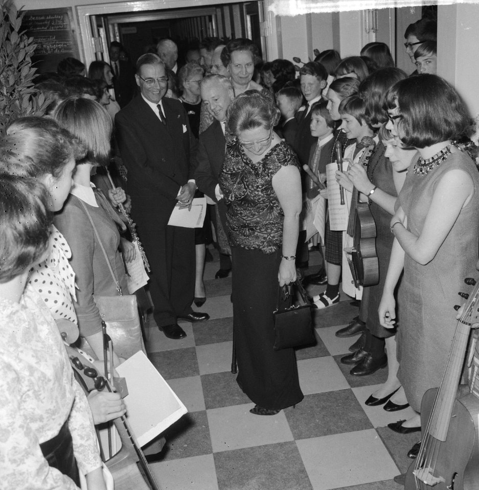 Koningin Juliana bekijkt de muziekinstrumenten, Bestanddeelnr 917-6334