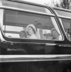 Koningin Juliana (achter) en koningin Elisabeth in de autobus, Bestanddeelnr 913-8567