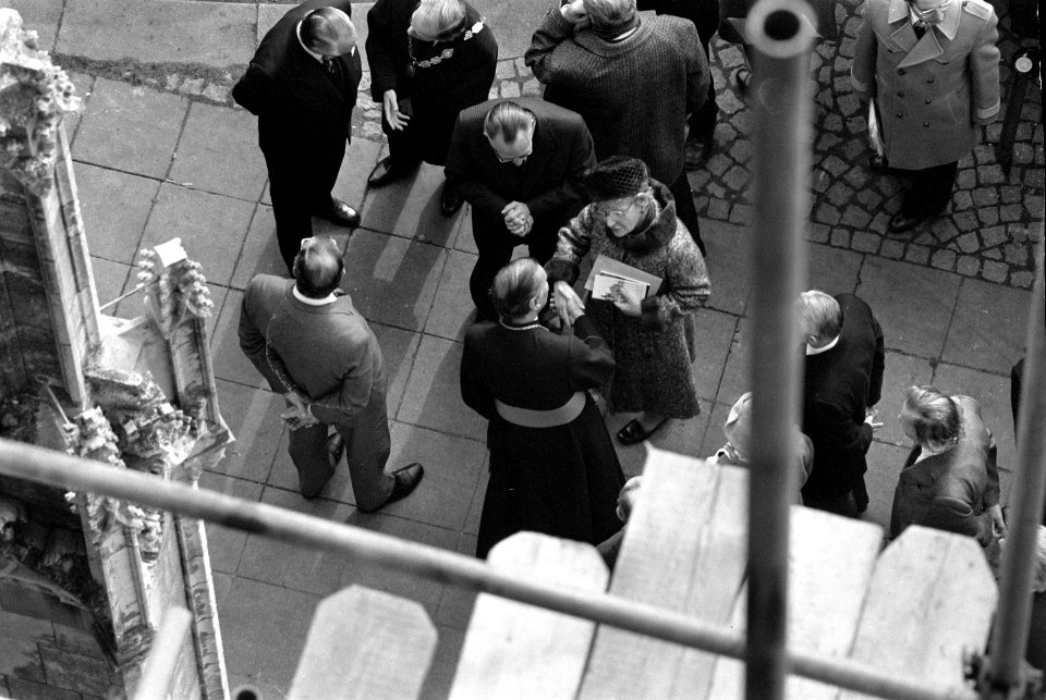 Koningin Juliana bekijkt restauratiewerkzaamheden, Bestanddeelnr 927-5156