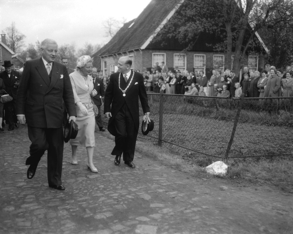 Koningin Juliana bezoekt Deventer en Vriezenveen Bezoek aan boerderij van famil, Bestanddeelnr 909-5424