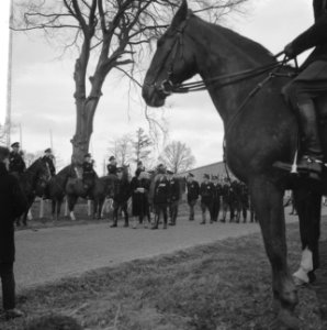 Koningin Juliana bezoekt de verkeersschool voor de Rijkspolitie De Varenkamp te , Bestanddeelnr 913-7528