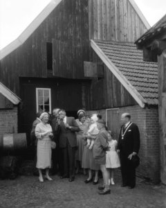 Koningin Juliana bezoekt Deventer en Vriezenveen Bezoek aan boerderij van famil, Bestanddeelnr 909-5423
