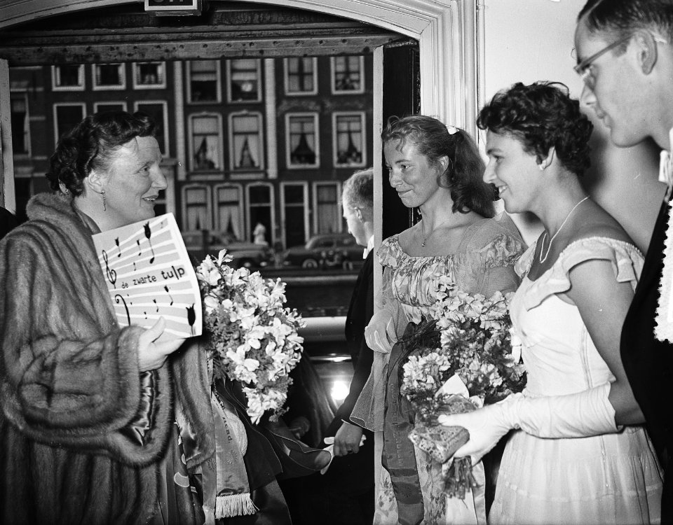 Koningin Juliana bezoekt de uitvoering De Zwarte Tulp van Leidse studenten, Bestanddeelnr 907-1807