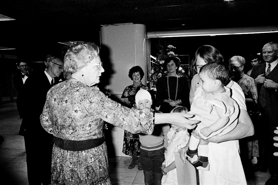 Koningin Juliana begroet enkele patiëntjes, Bestanddeelnr 930-5438