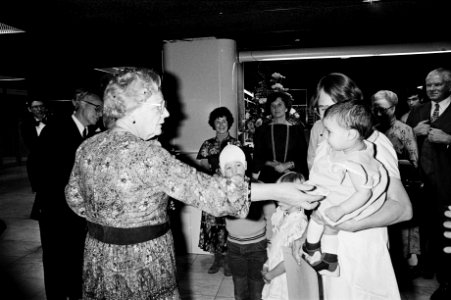 Koningin Juliana begroet enkele patiëntjes, Bestanddeelnr 930-5438