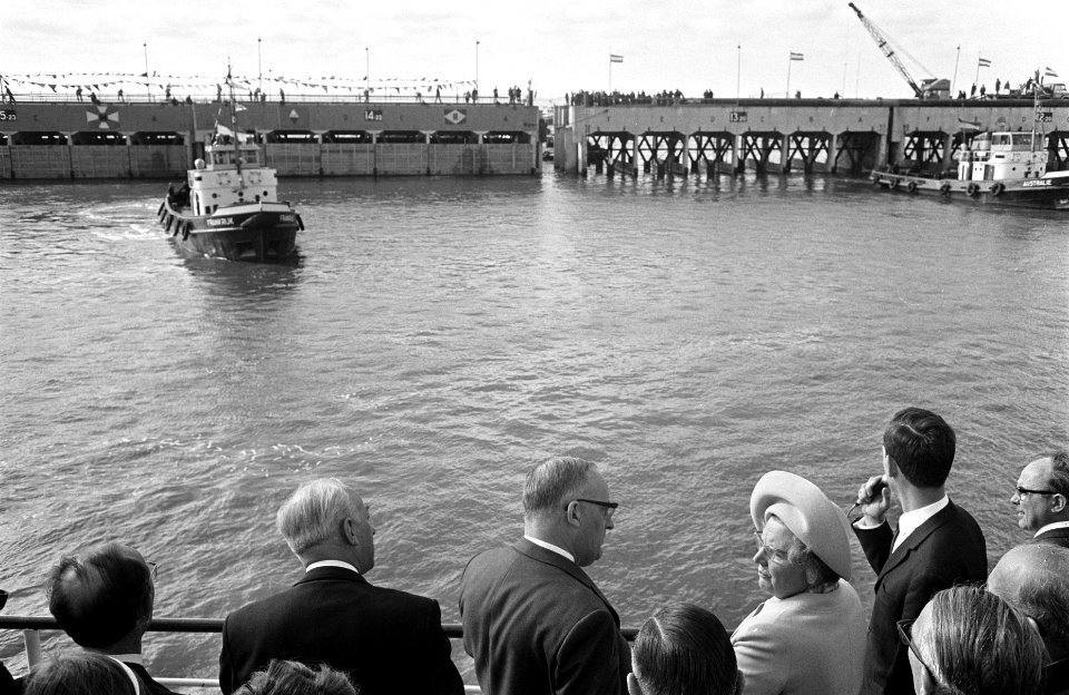 Koningin Juliana aanwezig bij afsluiten van de Lauwerszee HM kijkt toe vanaf vee, Bestanddeelnr 922-4514