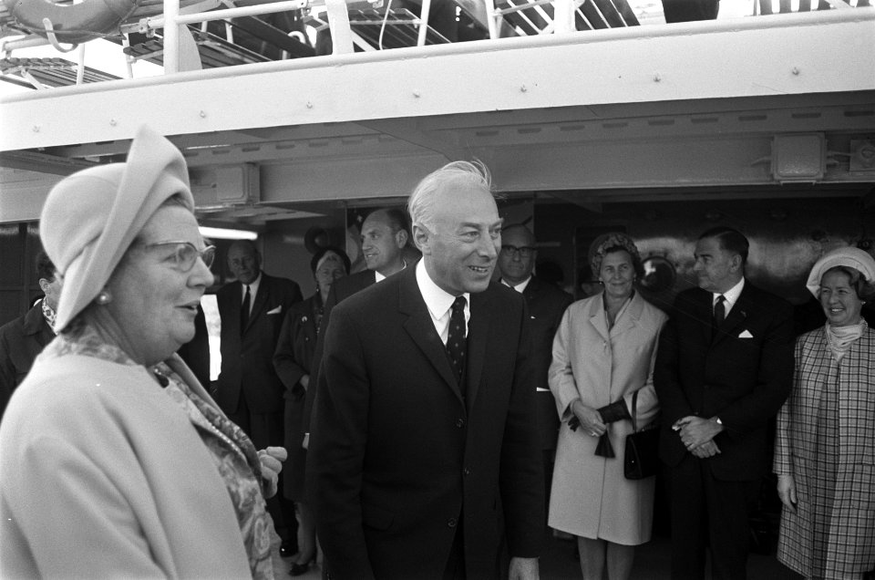 Koningin Juliana aanwezig bij afsluiten van de Lauwerszee het laatste caisson wo, Bestanddeelnr 922-4521