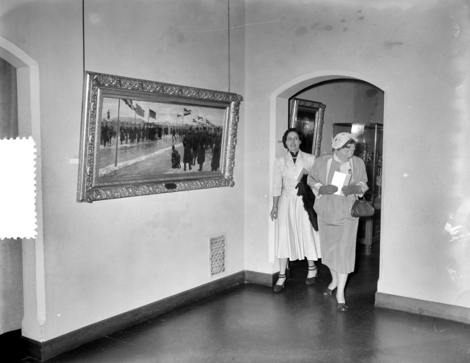 Koningin Juliana bezoekt de tentoonstelling naast haar mej. Houtzager, directri, Bestanddeelnr 907-7565