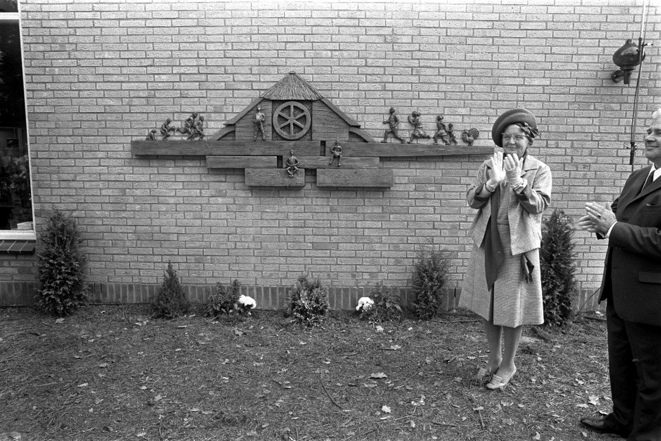 Koningin Juliana applaudiseert bij de gevelversiering, Bestanddeelnr 924-9979