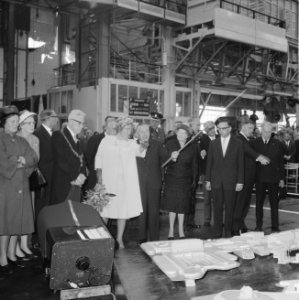 Koningin Juliana bezoekt de scheepswerf Wilton-Fijenoord. Links naast haar burge, Bestanddeelnr 914-3082