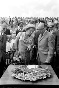 Koningin Juliana bekijkt een tableau van garnalen, rechts J. Holst, Bestanddeelnr 922-5325