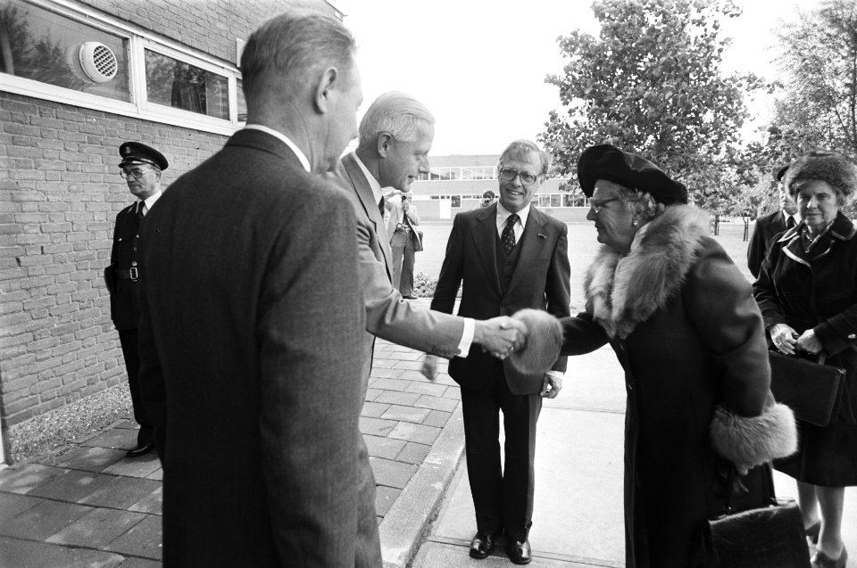 Koningin Juliana bezoekt Fa Joh Enschede in Haarlem, Bestanddeelnr 929-9261
