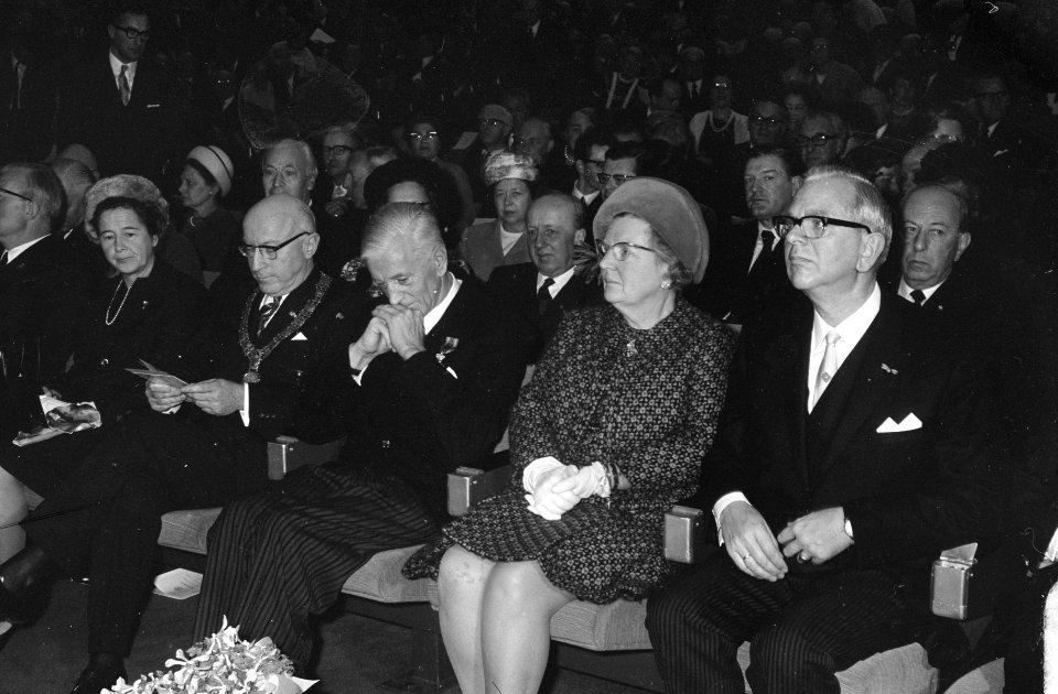 Koningin Juliana, rechts van haar E. van Hoof, Bestanddeelnr 921-8351