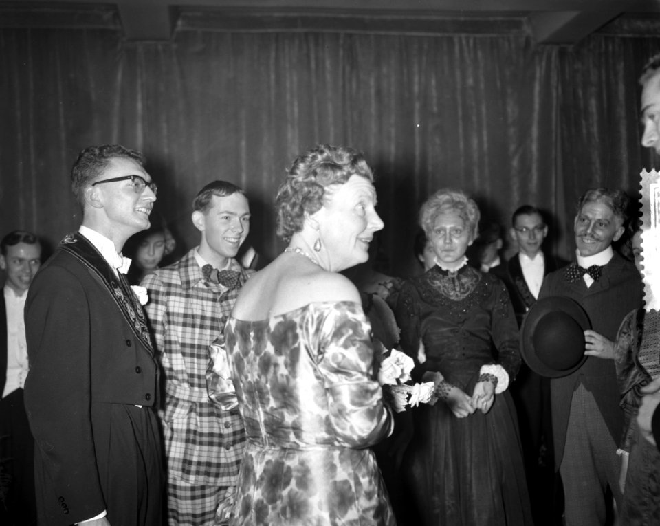 Koningin Juliana bezoekt een uitvoering van het Utrechts Studententoneel, Bestanddeelnr 910-8489
