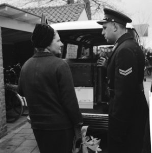 Koningin Juliana bezoekt de verkeersschool voor de Rijkspolitie De Varenkamp te , Bestanddeelnr 913-7535