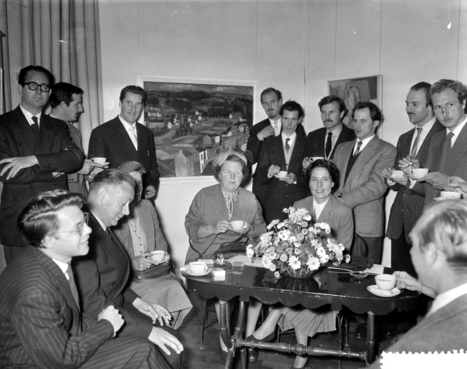 Koningin Juliana bezoekt de tentoonstelling Start 5 in het Centraal Museum te , Bestanddeelnr 908-0894