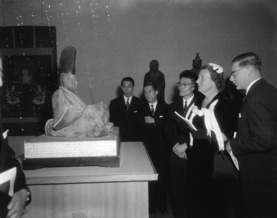 Koningin Juliana bezoekt een tentoonstelling over Japanse kunst in het Gemeentel, Bestanddeelnr 909-9508